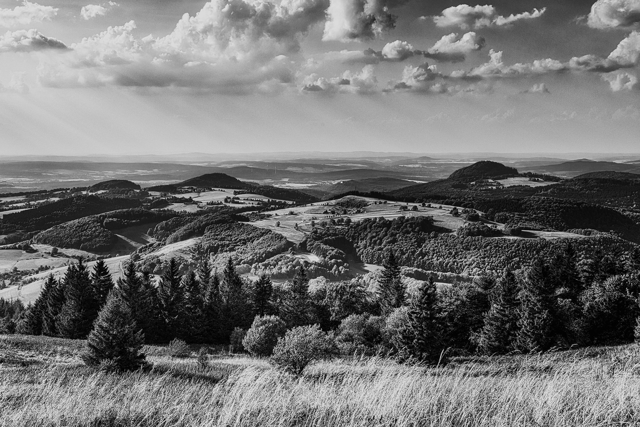 Blick von der Wasserkuppe auf die hessische Rhönlandschaft